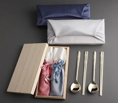 산본판촉물 제작 알아보고 있나요? 여기서 상담 받아보세요. 3 초롱 골드 2인수저세트 보자기 포장