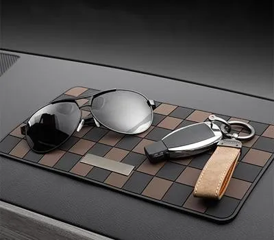 자동차용품 판촉물 제작으로 모빌리티 브랜드 이미지 강화하기 2 차량용 논슬립패드 3TMCA006